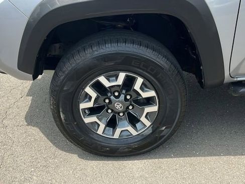 Certified 2017 Toyota Tacoma TRD Off-Road AWD/4WD image 8