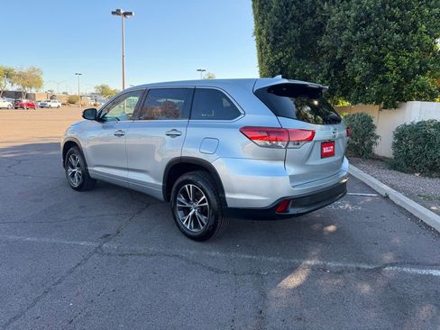 Used 2017 Toyota Highlander LE image 6