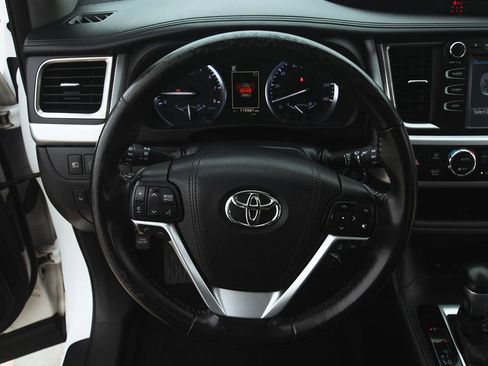 Used 2017 Toyota Highlander XLE image 32