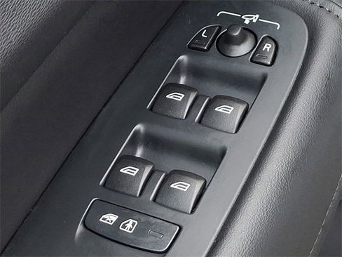 Certified 2025 Volvo XC60 B5 Plus image 24