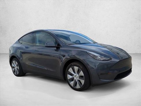 Used 2023 Tesla Model Y Long Range image 3