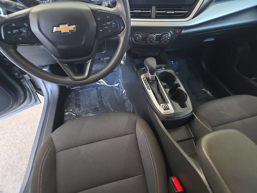 Used 2025 Chevrolet Trax LS FWD image 11