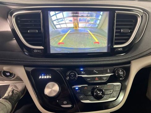 Certified 2023 Chrysler Pacifica Touring-L FWD image 20