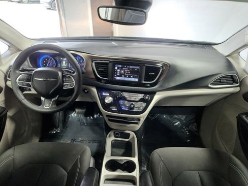 Used 2023 Chrysler Voyager LX FWD image 14