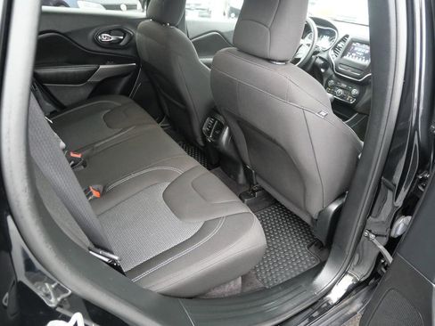 Used 2019 Jeep Cherokee Latitude w/ Cold Weather Group image 22