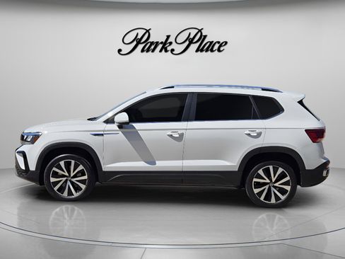 Used 2024 Volkswagen Taos SE image 3