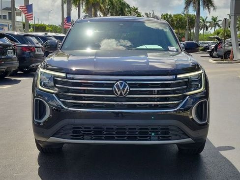 Used 2024 Volkswagen Atlas SE w/ Panoramic Sunroof Package FWD image 2