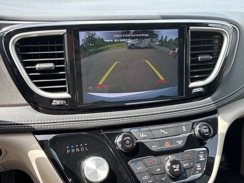 Used 2023 Chrysler Pacifica Touring-L FWD image 27