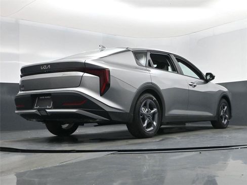 New 2025 Kia K4 LXS image 14