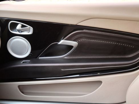 Used 2023 Aston Martin DB11 Coupe image 14