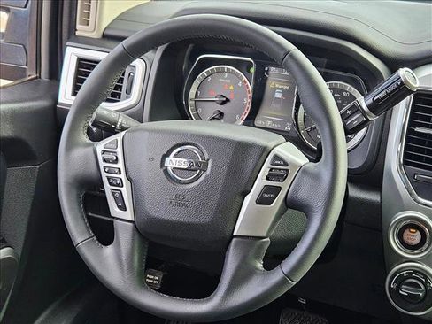 Used 2018 Nissan Titan SV w/ SV Convenience Package image 9