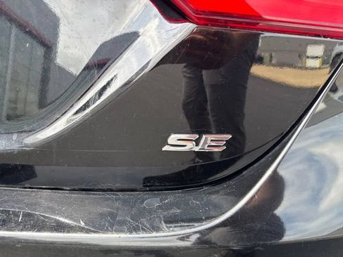 Used 2019 Toyota Camry SE FWD image 9