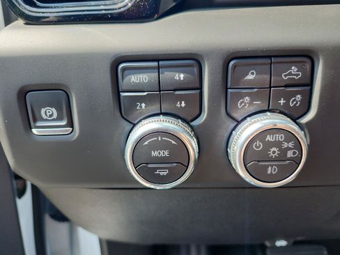 Used 2025 GMC Sierra 2500 AT4 w/ AT4 Premium Plus Package AWD/4WD image 17