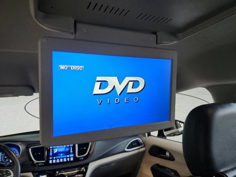 Used 2017 Chrysler Pacifica Touring-L FWD image 11