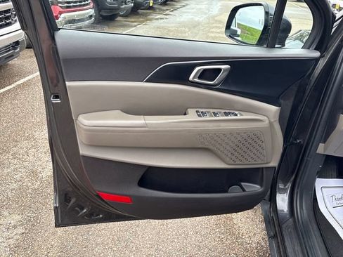 Used 2025 Kia Carnival FWD image 7