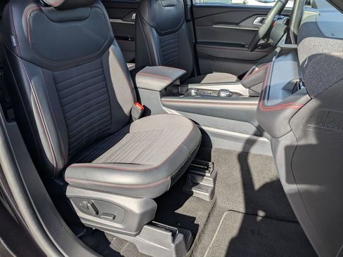 Used 2025 Ford Explorer ST-Line w/ ST-Line Street Pack image 35