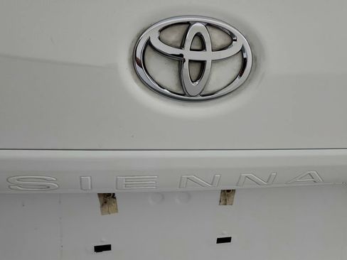 Certified 2020 Toyota Sienna LE w/ LE Preferred Package FWD image 13