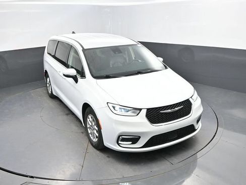 Used 2023 Chrysler Pacifica Touring-L FWD image 35