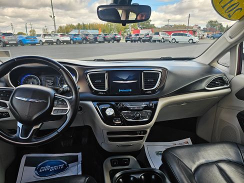 Used 2017 Chrysler Pacifica Touring-L image 13