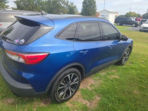Used 2022 Ford Escape SE w/ SE Sport Appearance Package image 4
