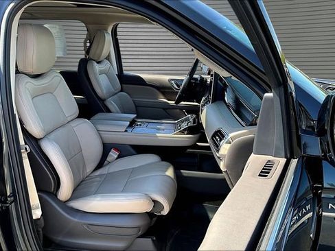 Used 2024 Lincoln Navigator Premiere AWD/4WD image 28