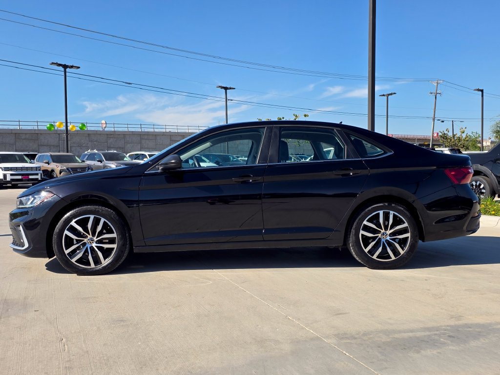 Used 2025 Volkswagen Jetta SE FWD image 5