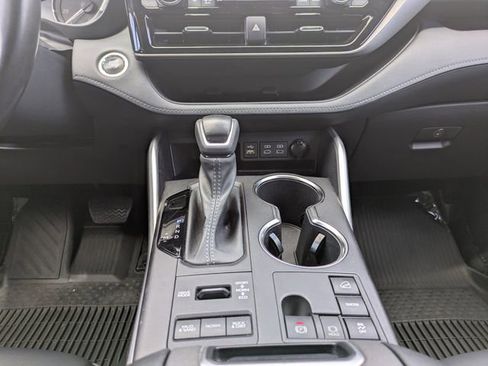 Used 2023 Toyota Highlander XLE AWD/4WD image 20