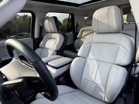 Used 2025 Lincoln Navigator Reserve AWD/4WD image 4