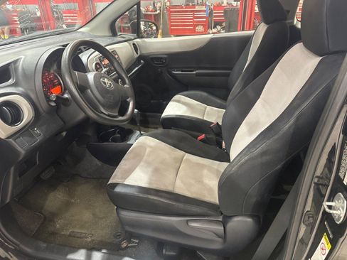 Used 2012 Toyota Yaris L FWD image 5