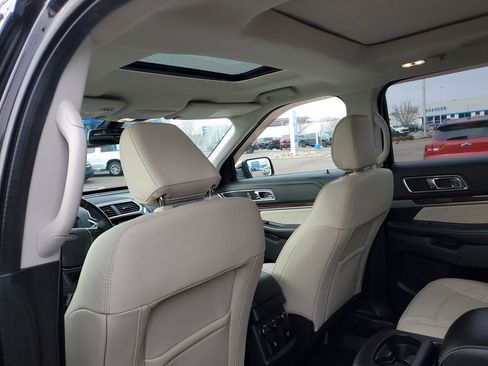 Used 2019 Ford Explorer Platinum image 34