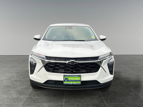 Used 2025 Chevrolet Trax LS w/ LS Convenience Package FWD image 3