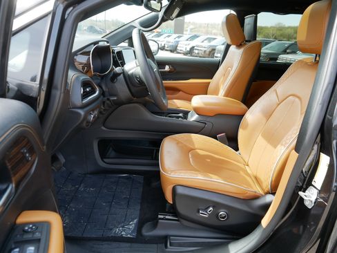Used 2022 Chrysler Pacifica Pinnacle AWD/4WD image 12