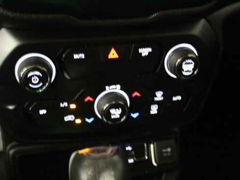 Used 2018 Jeep Renegade Altitude FWD image 12