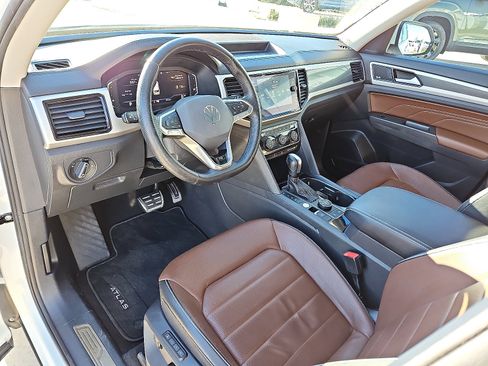 Used 2022 Volkswagen Atlas SEL Premium image 11