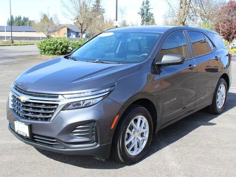 Used 2022 Chevrolet Equinox LS image 2