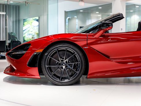 Used 2027 McLaren 750S Spider RWD image 9