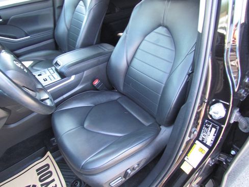 Used 2022 Toyota Highlander XLE AWD/4WD image 10