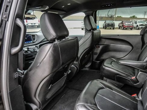 Used 2025 Chrysler Pacifica Select image 22