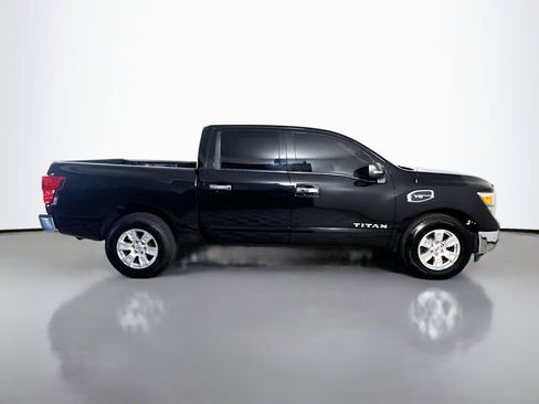 Used 2017 Nissan Titan SV image 11