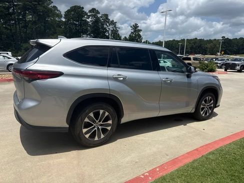 Used 2021 Toyota Highlander XLE FWD image 4