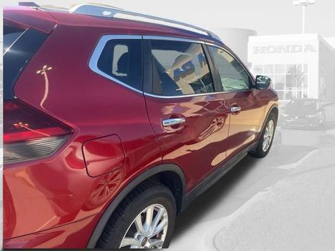 Used 2018 Nissan Rogue SV image 3