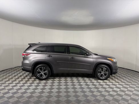 Used 2016 Toyota Highlander XLE AWD/4WD image 6
