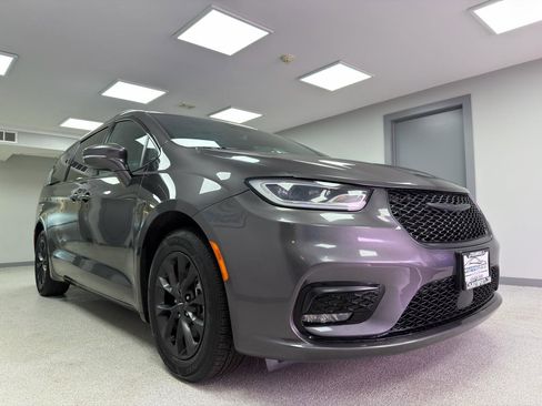 Used 2021 Chrysler Pacifica Touring-L w/ S Appearance Package FWD image 4