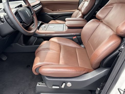 Used 2025 Lincoln Navigator L Reserve AWD/4WD image 9