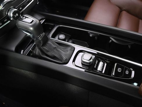 Used 2018 Volvo XC60 T6 Inscription w/ Convenience Package image 32