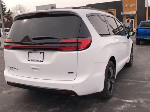New 2026 Chrysler Pacifica Select image 7