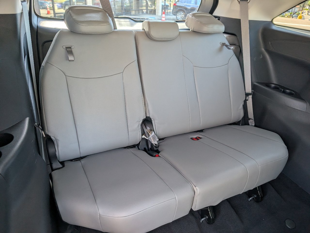 Used 2025 Toyota Sienna XLE FWD image 6
