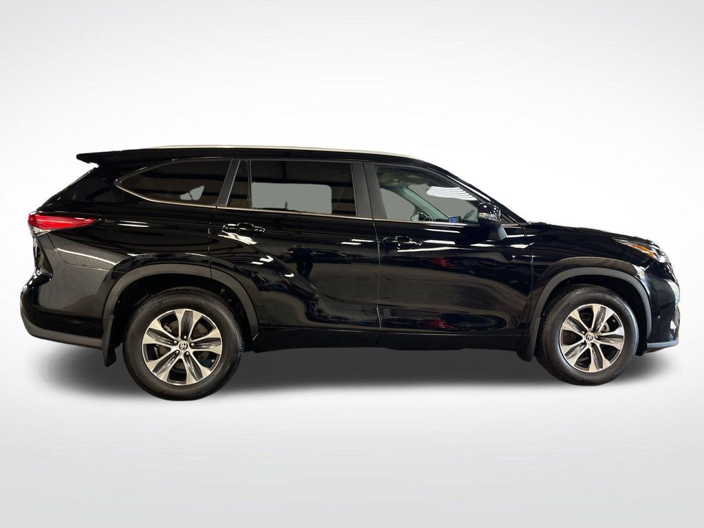 Used 2023 Toyota Highlander XLE AWD/4WD image 6