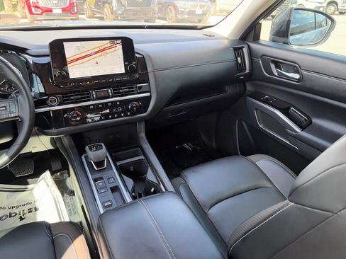 Used 2024 Nissan Pathfinder SL FWD image 23