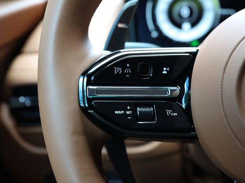 Used 2024 Aston Martin DB12 Convertible image 37